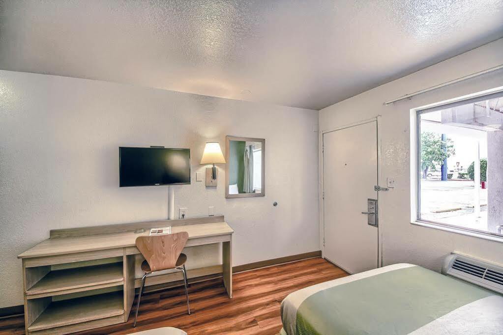 Red Roof Inn San Antonio E - Frost Bank Center 外观 照片